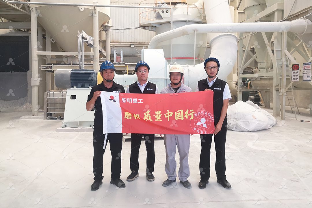 MTW欧版磨粉机产出的精细石灰石粉成品特写